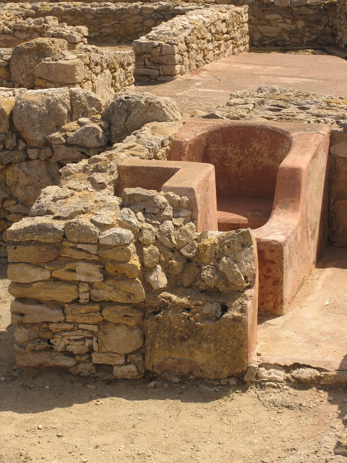 Restos de un espacio de baño de Kerkouane, Túnez.