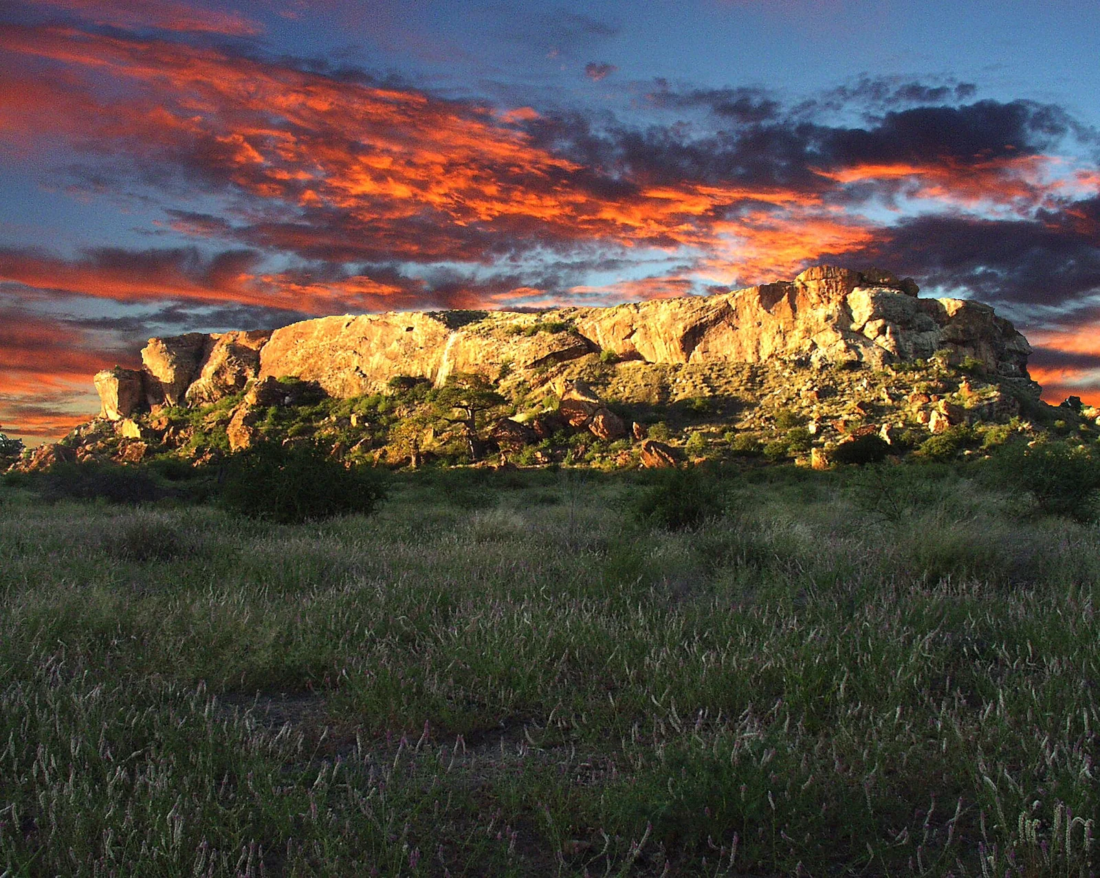 Colina de Mapungubwe vista desde el norte, Sudáfrica.