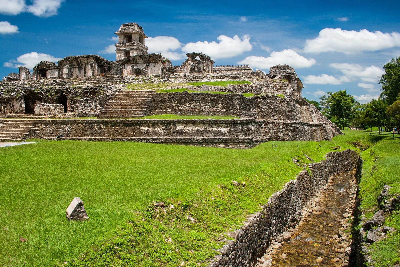Palacio y acueducto de Palenque, México.