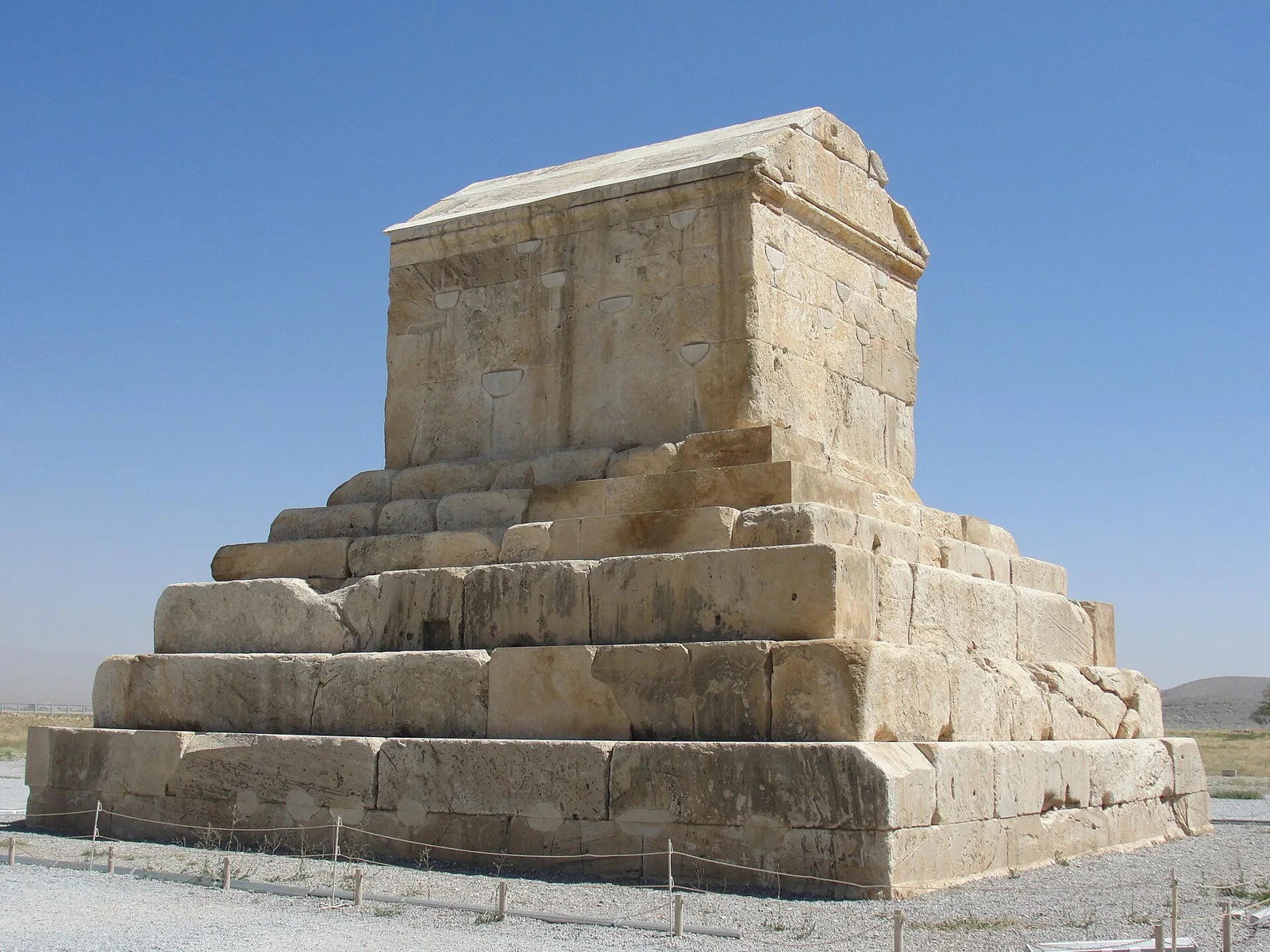 Mausoleo de Ciro en Pasargada, Irán.