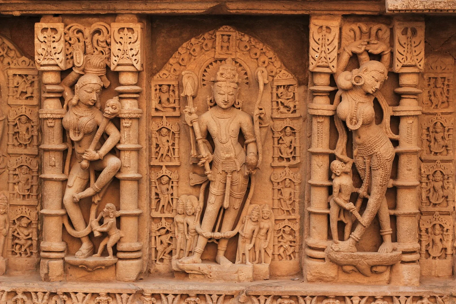 Esculturas y elementos arquitectónicos del pozo escalonado de Rani-ki-Vav, India.