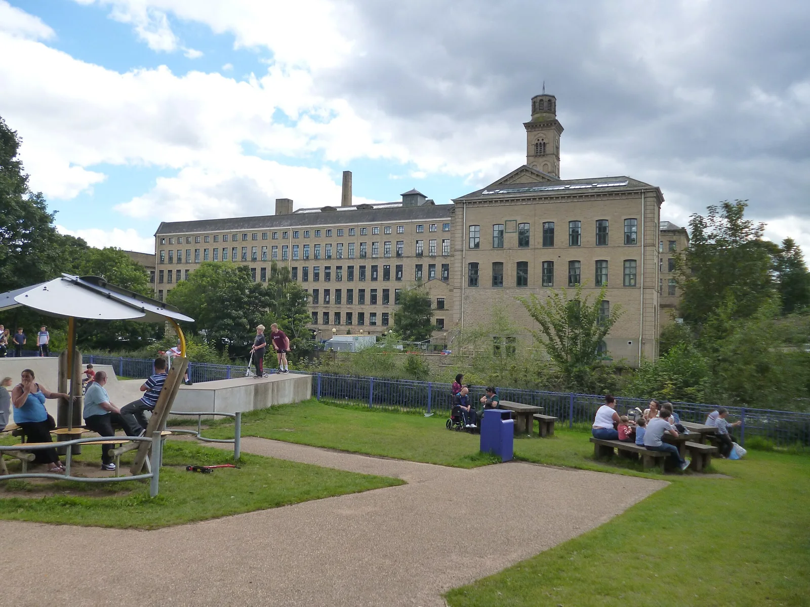 Edificio de Salts Mill en Saltaire, Yorkshire, Inglaterra.