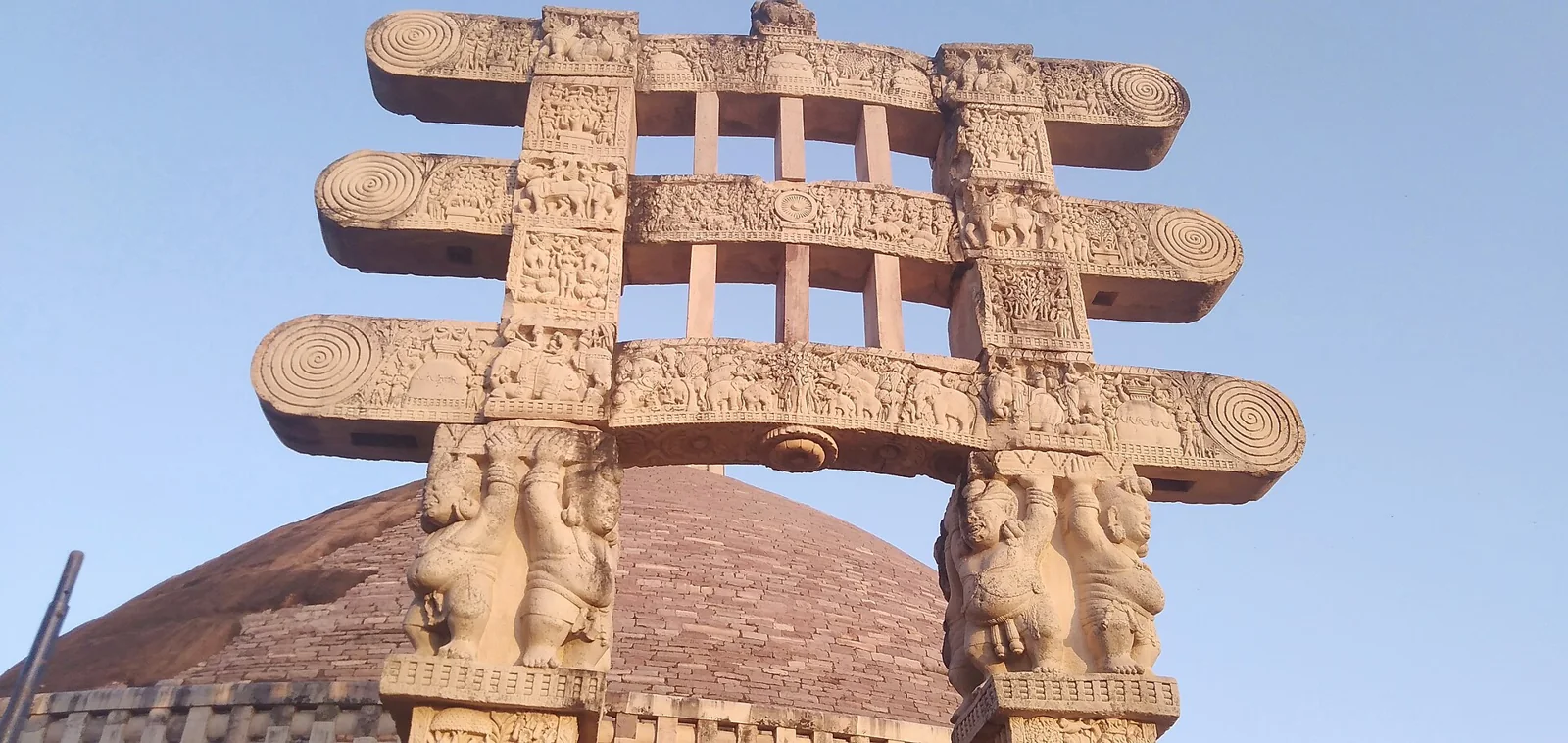 Puerta monumental de una estupa de Sanchi, India.