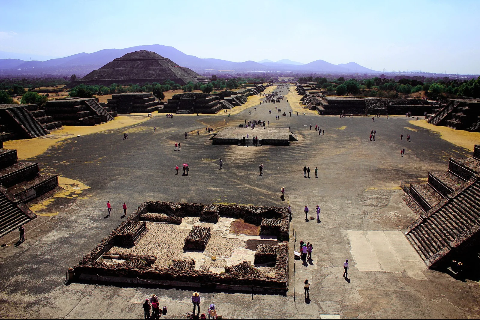 Avenida de los Muertos y construcciones de Teotihuacán, México.
