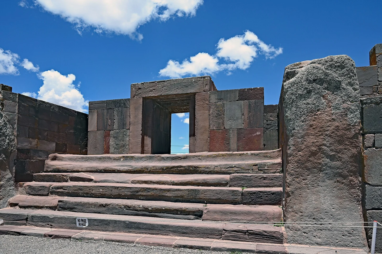 Acceso al conjunto de Kalasasaya en Tiwanaku, Bolivia.