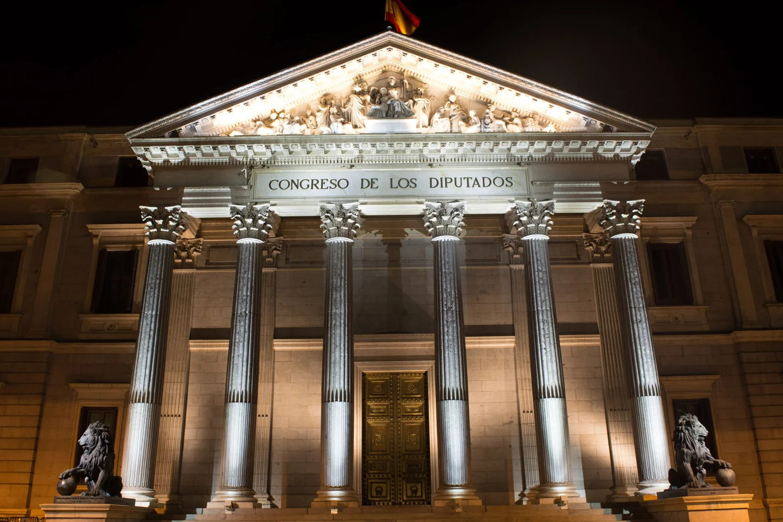 Edificio del Congreso de los Diputados fotografiado desde la calle.
