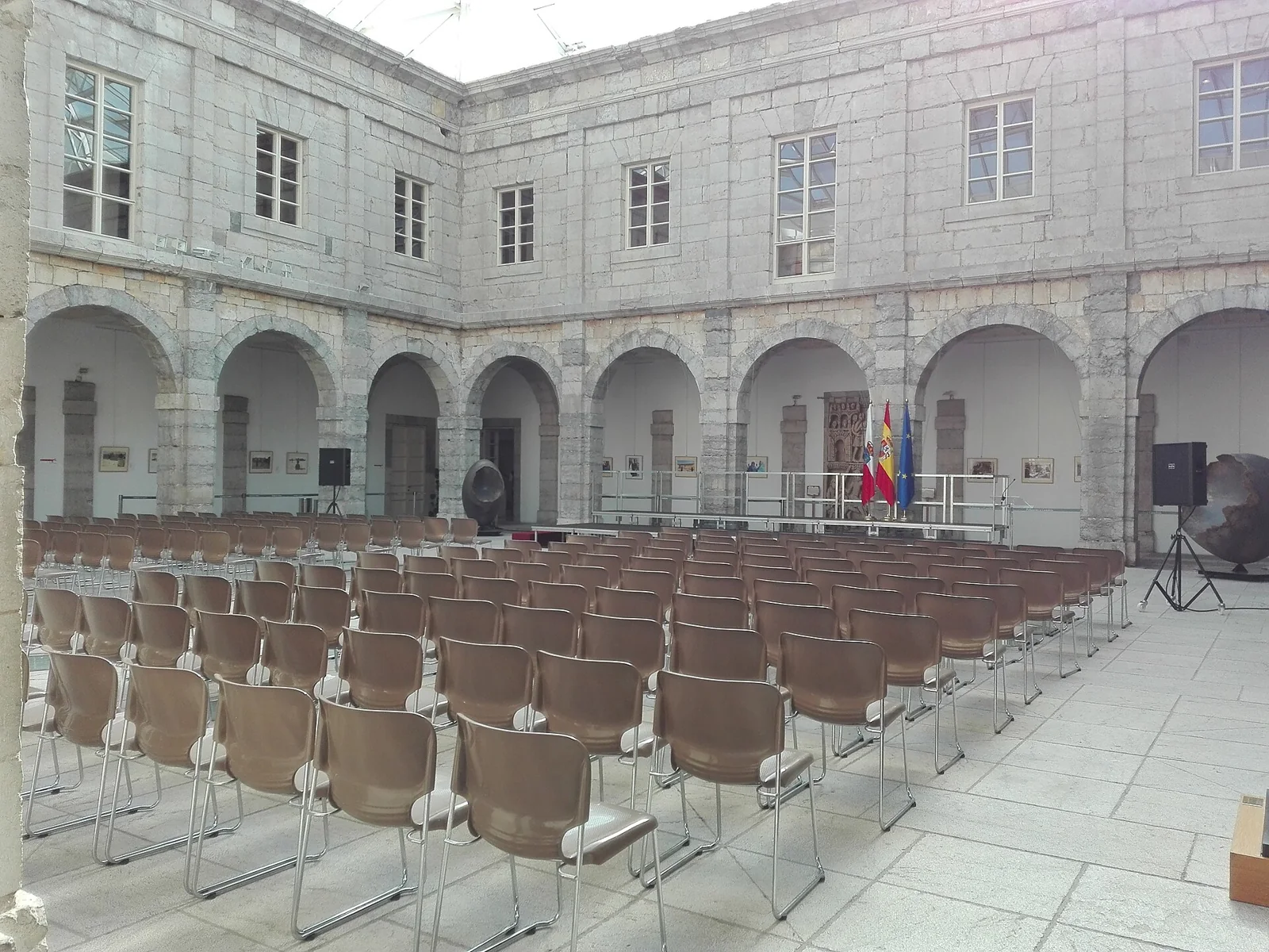 Patio del Parlamento de Cantabria preparado con filas de sillas.