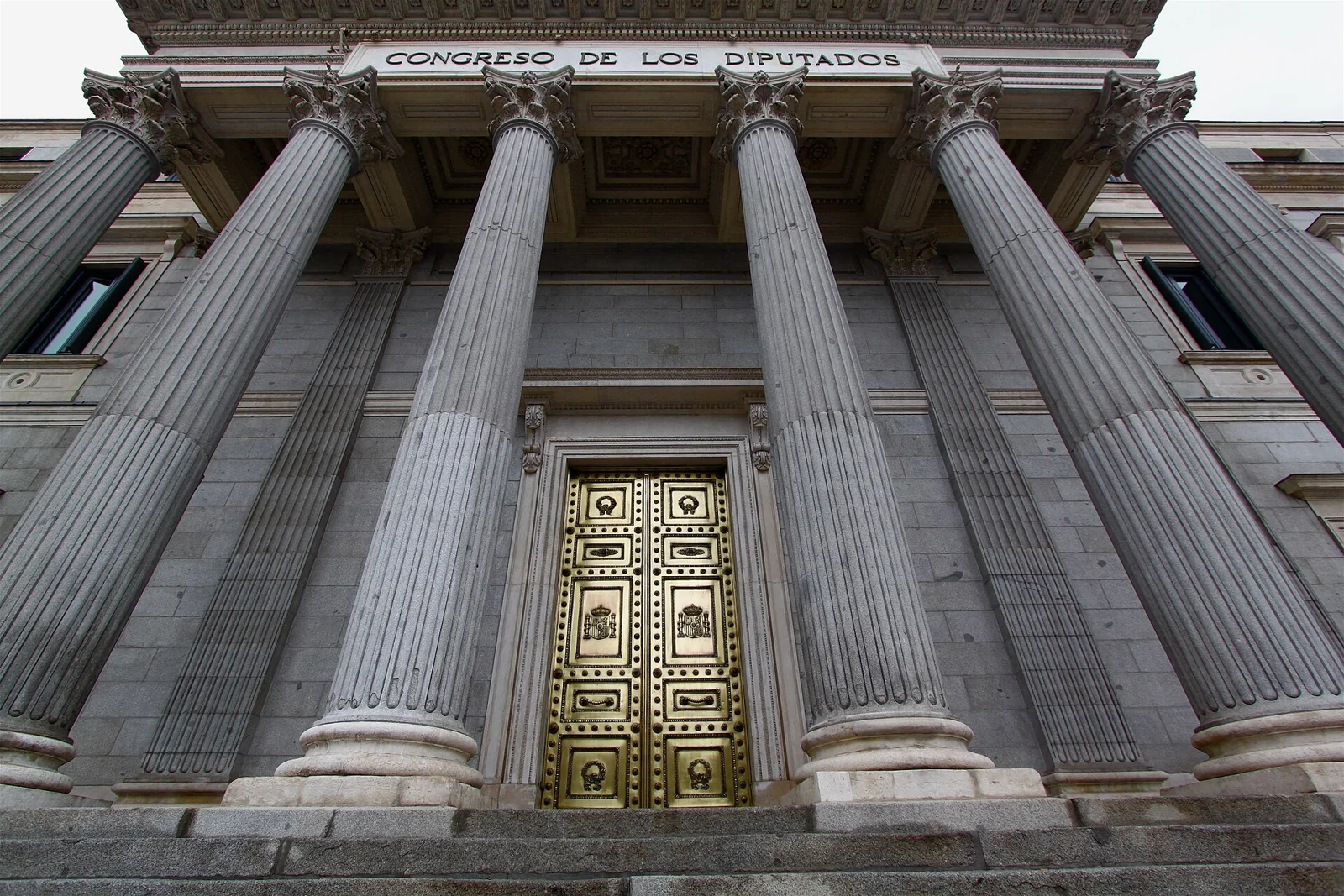 Entrada principal del Congreso de los Diputados vista desde la calle.