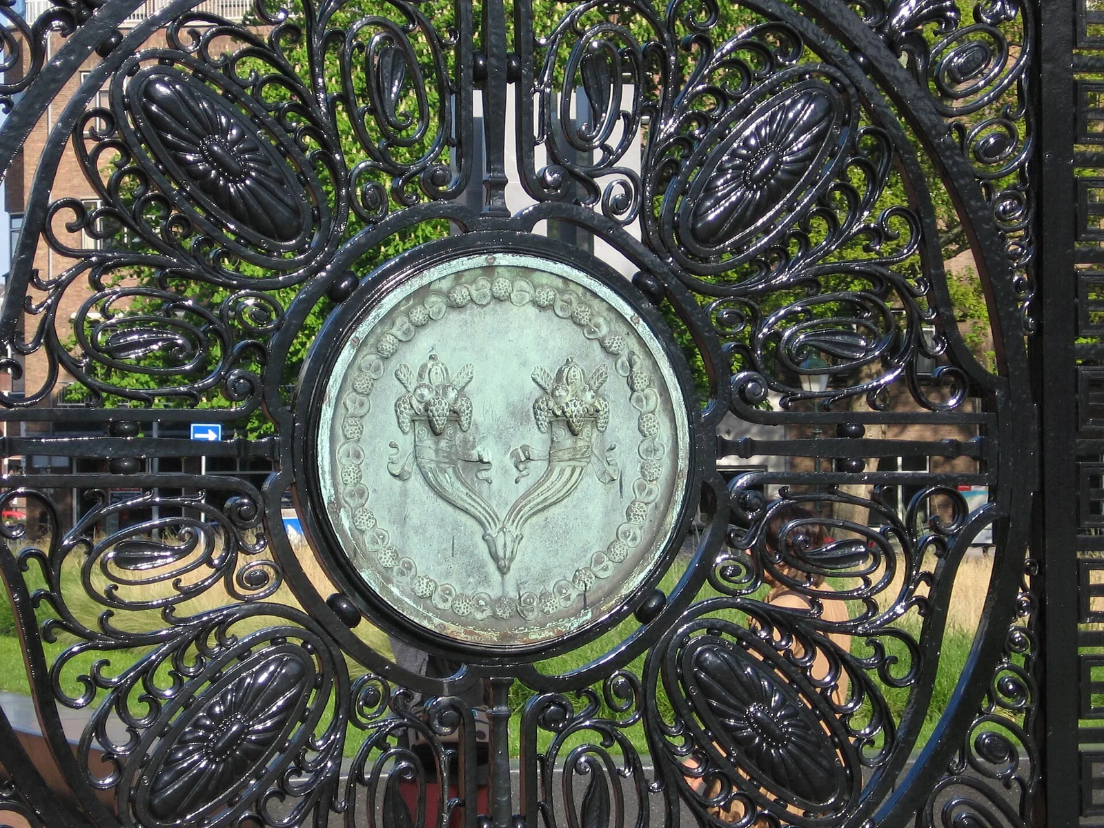 Detalle decorativo de la reja de acceso al Palacio de la Paz en La Haya.