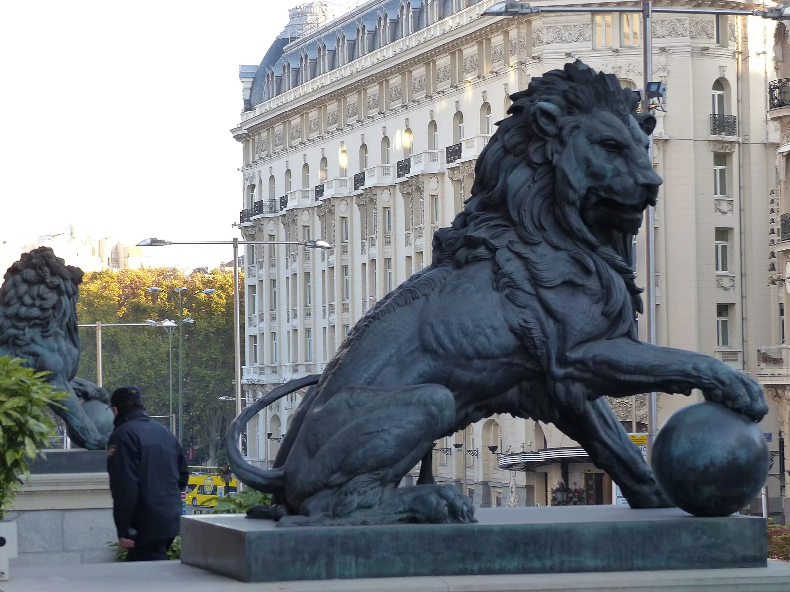 Un león de bronce junto al acceso al Congreso de los Diputados.