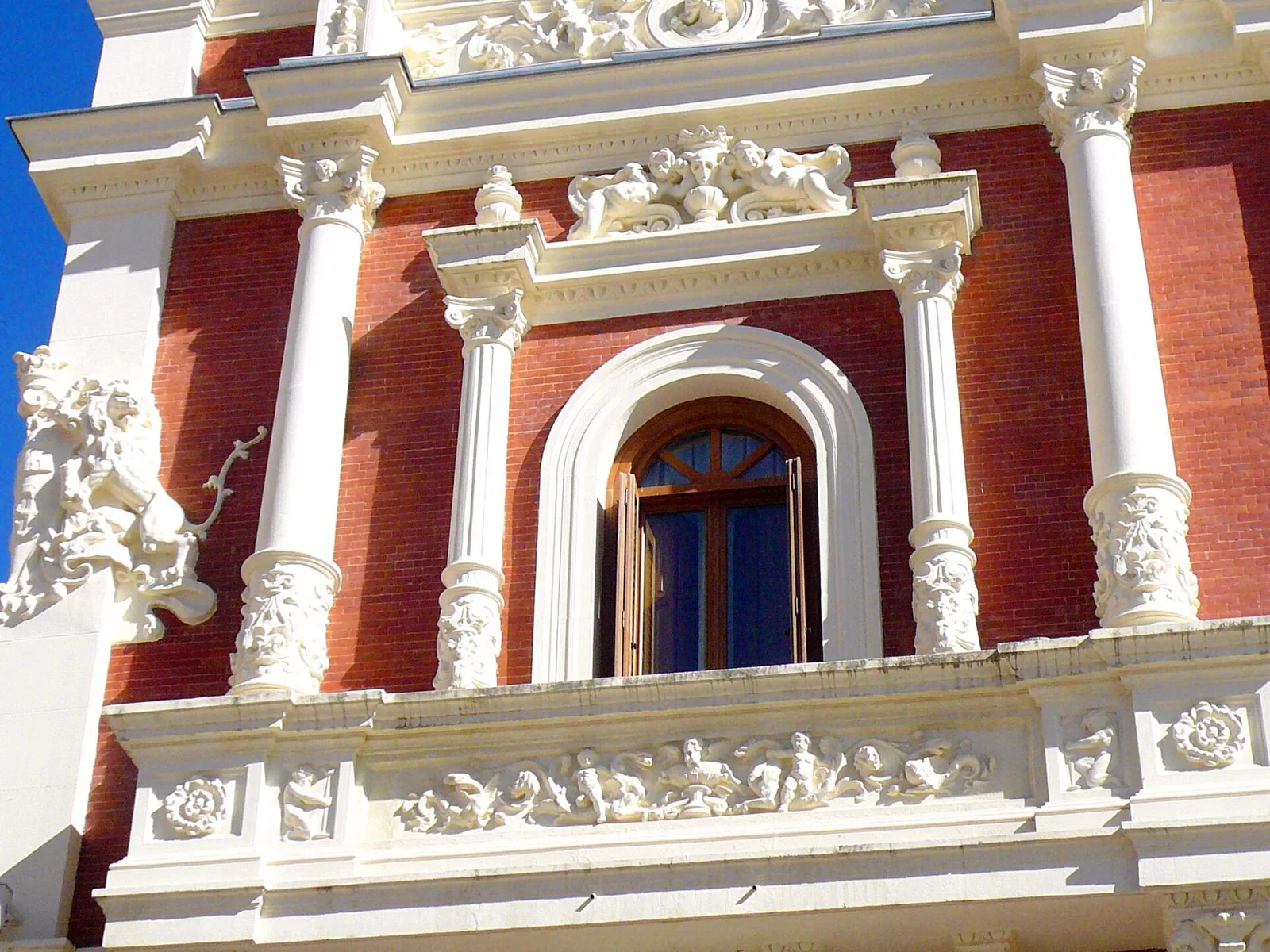 Ventana y decoración de la fachada de la Diputación Provincial de Palencia.