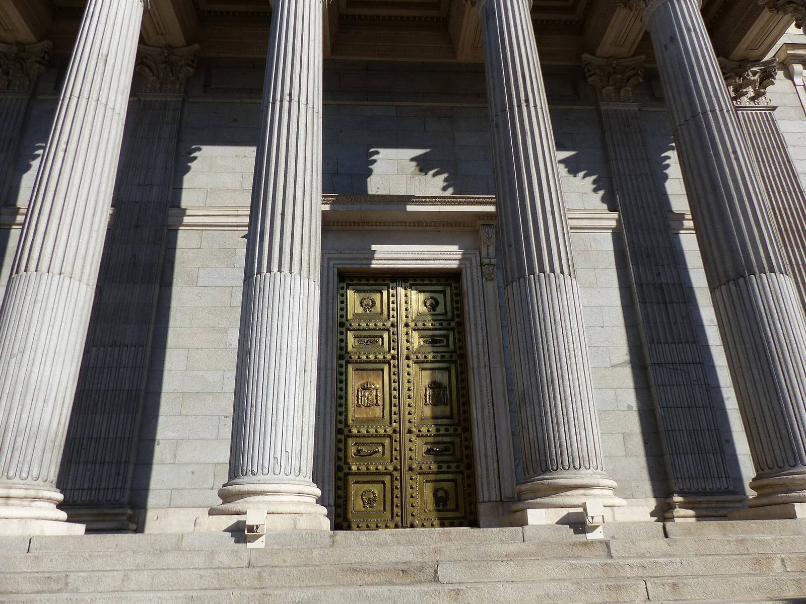 Columnas y puerta de entrada del Congreso de los Diputados.