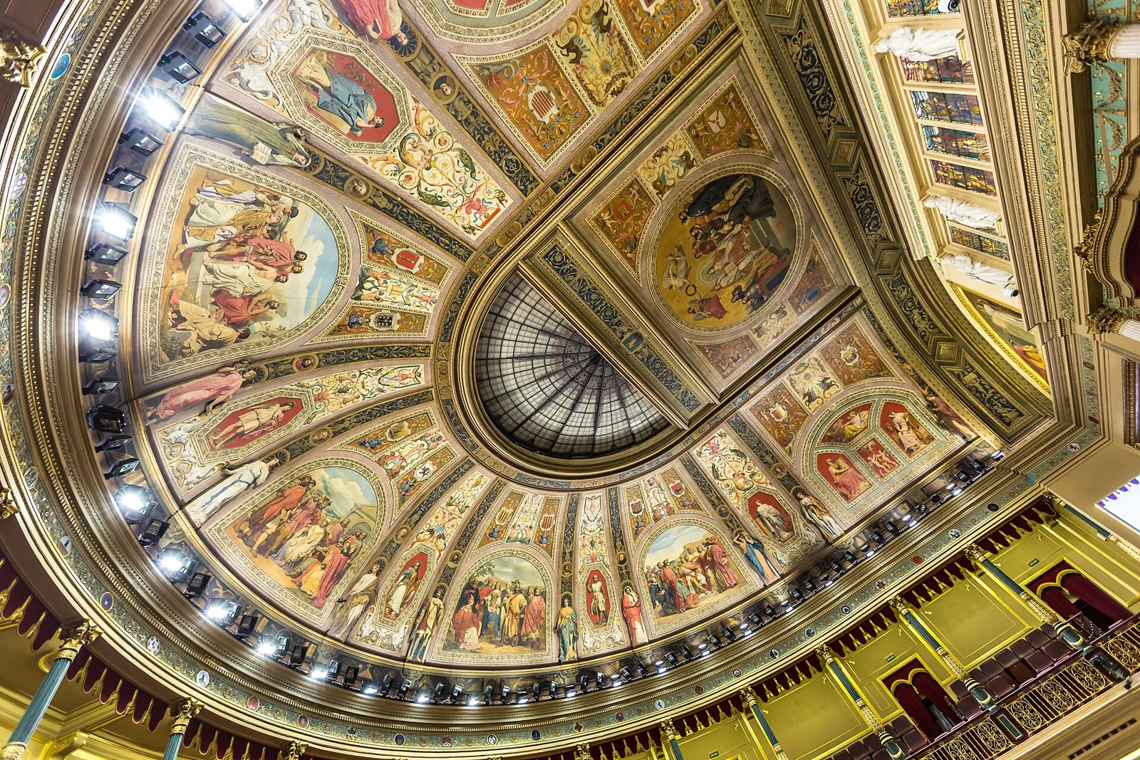Cúpula decorada del hemiciclo del Congreso de los Diputados.