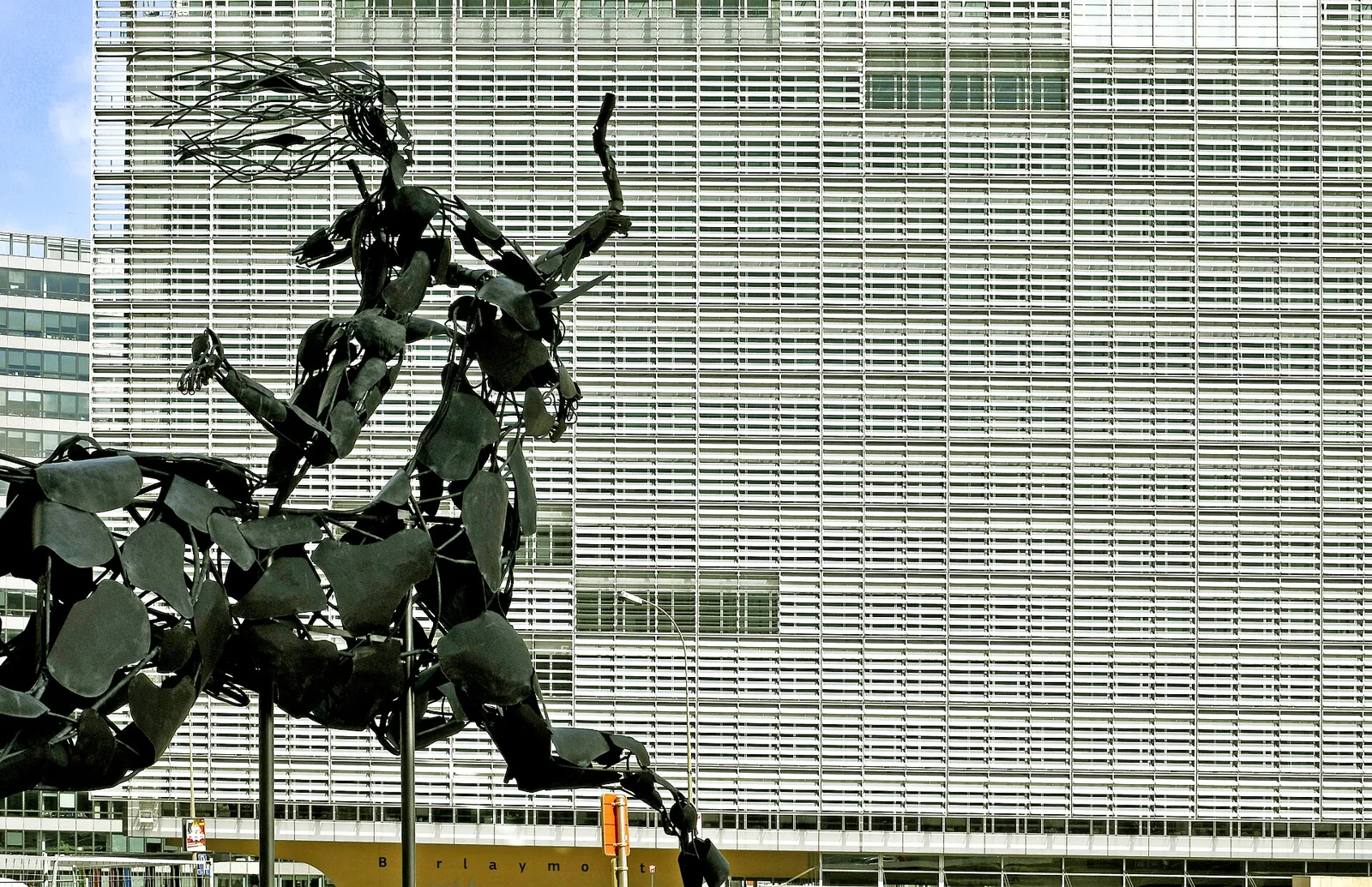 Escultura de Europa ante el edificio Berlaymont en el barrio europeo de Bruselas.