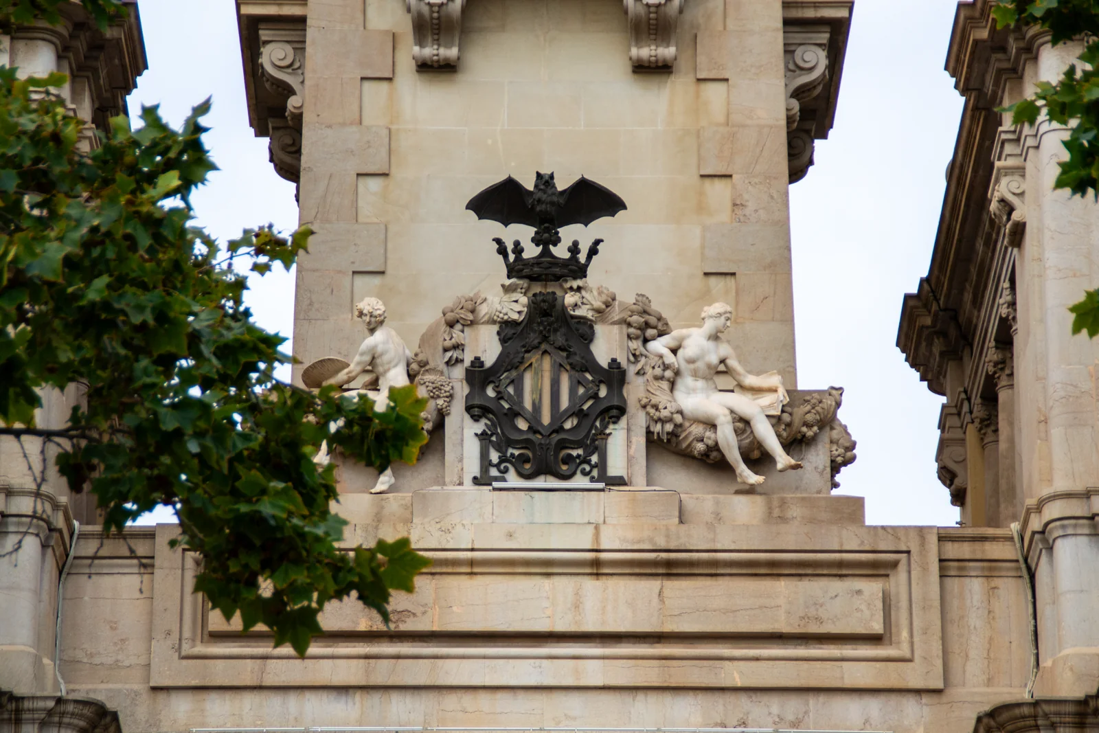 Detalle del escudo y decoración de la fachada del Ayuntamiento de València.