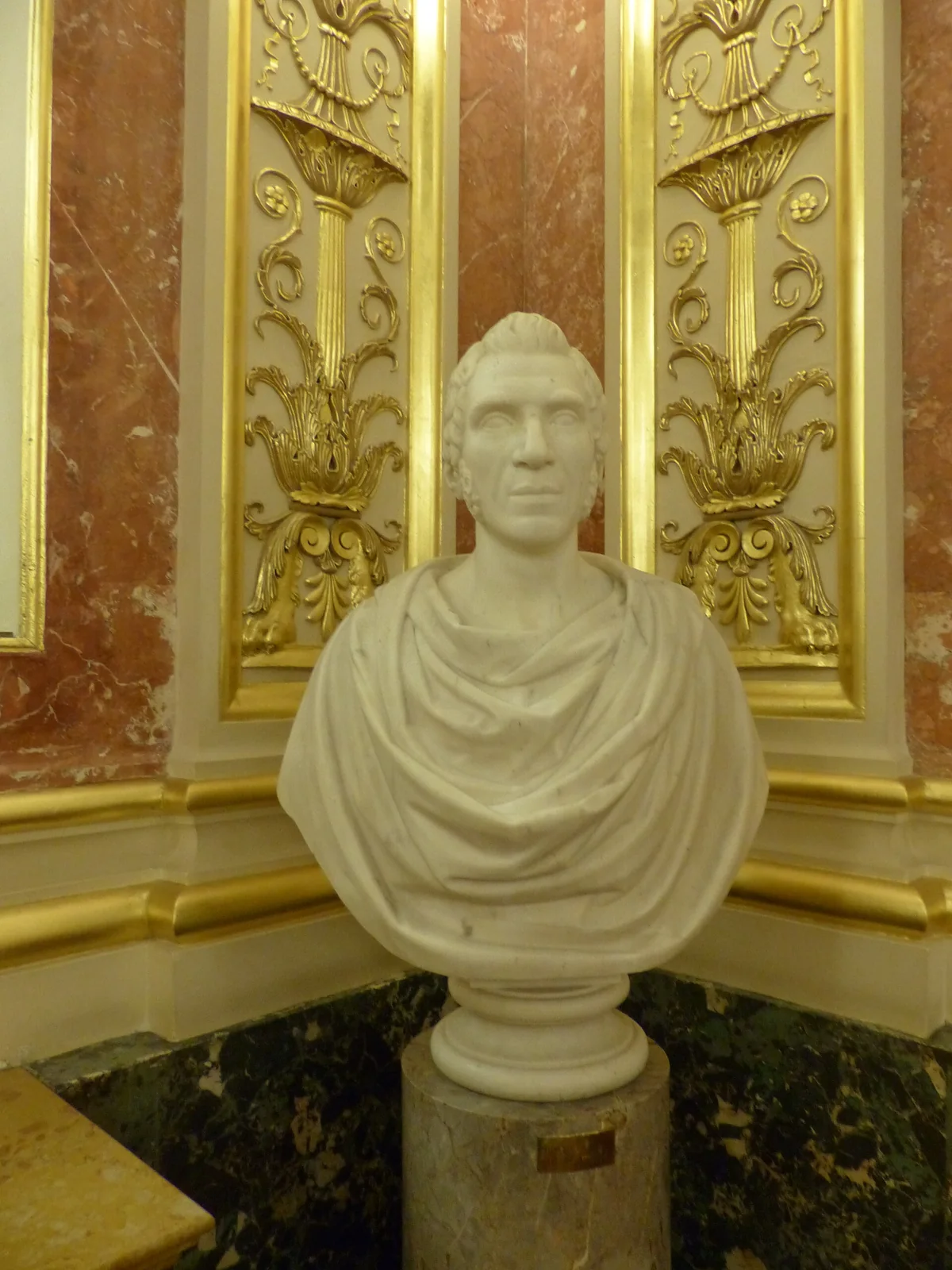 Busto y decoración del Salón de Conferencias del Palacio de las Cortes.