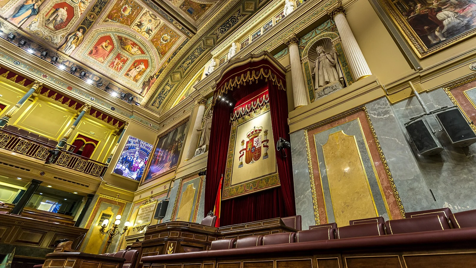 Tribuna presidencial y decoración del hemiciclo del Congreso de los Diputados.