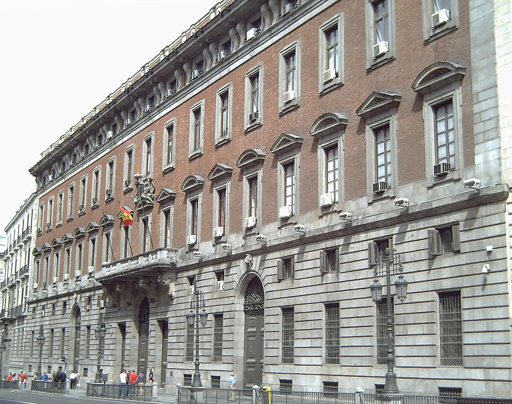 Fachada de la Real Casa de la Aduana en la calle de Alcalá de Madrid.