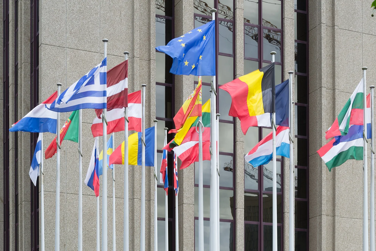 Banderas frente al Tribunal de Cuentas Europeo en Luxemburgo.