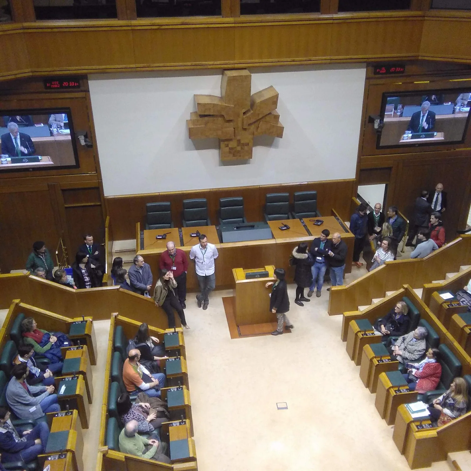Interior del Parlamento Vasco con elementos del hemiciclo.