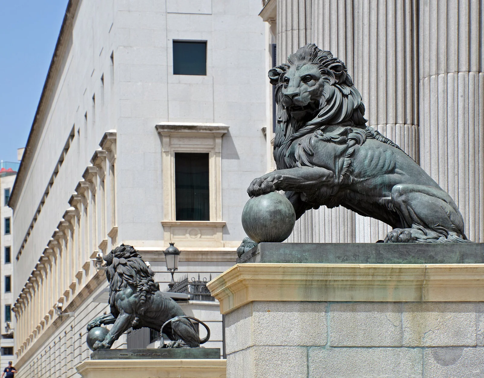 Esculturas de leones junto a la entrada del Congreso de los Diputados.