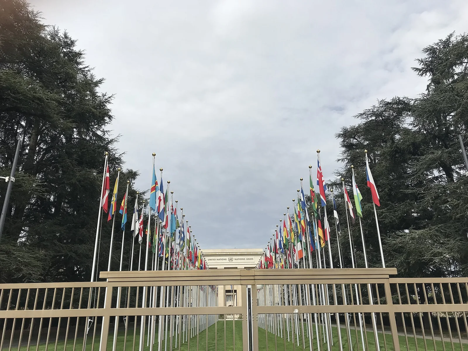 Banderas ante el Palacio de las Naciones en Ginebra.