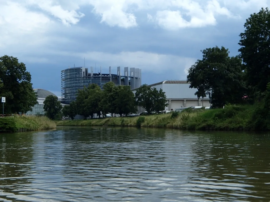 Edificio del Parlamento Europeo en Estrasburgo junto al agua.