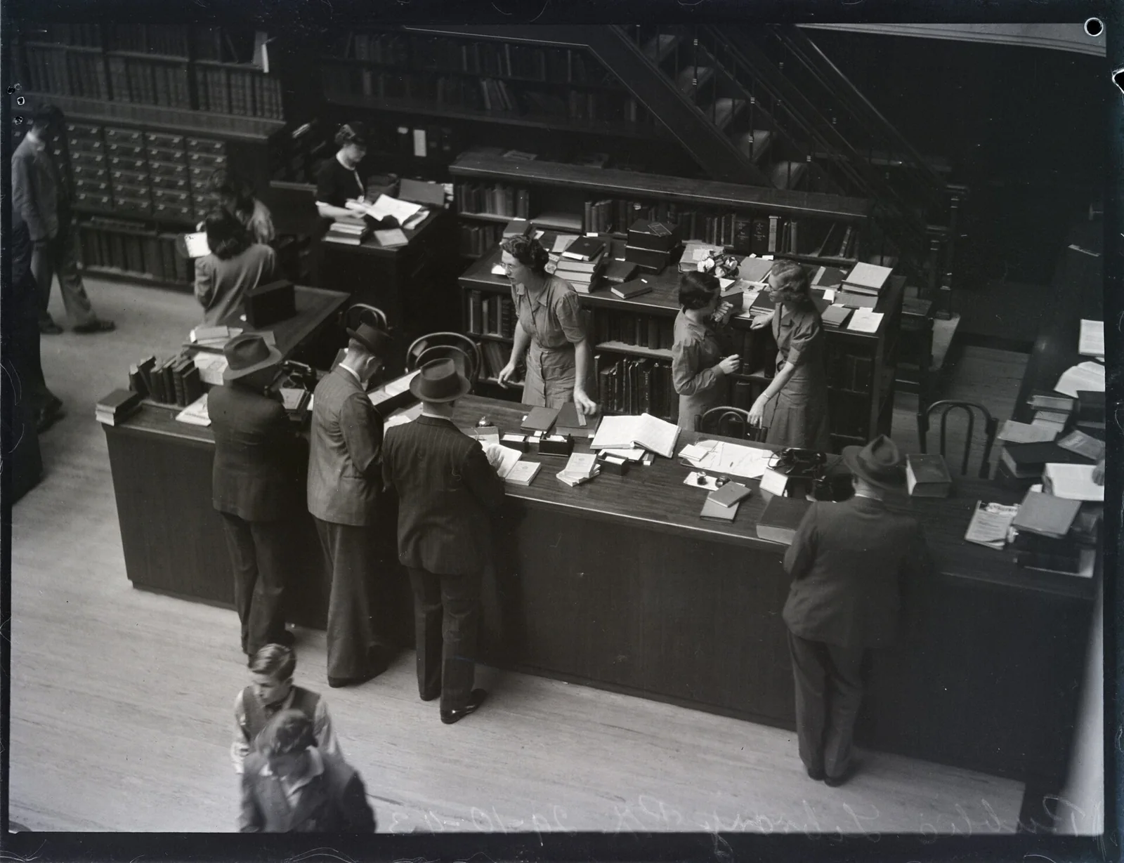 Mesa y puestos de una sala de consulta histórica.