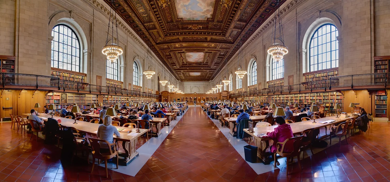 Sala de lectura de una biblioteca pública.