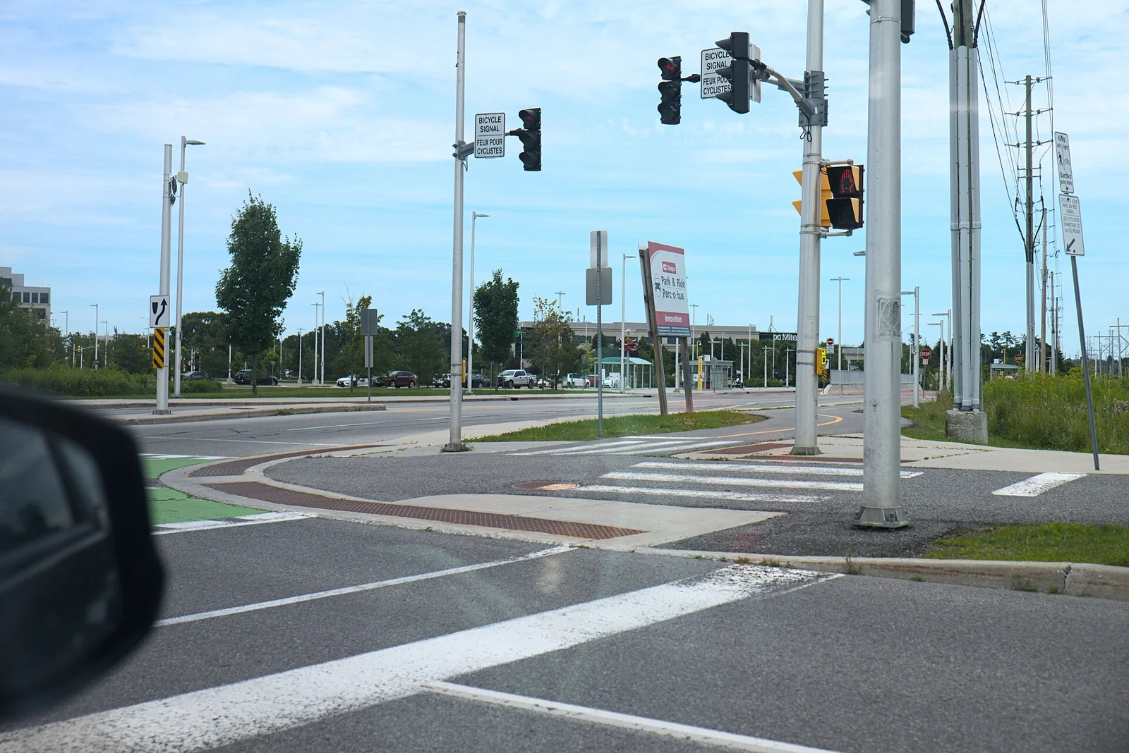 Intersección de itinerarios ciclistas junto a una estación.
