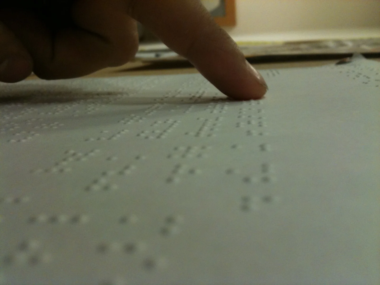 Un dedo recorre signos de un texto en braille.