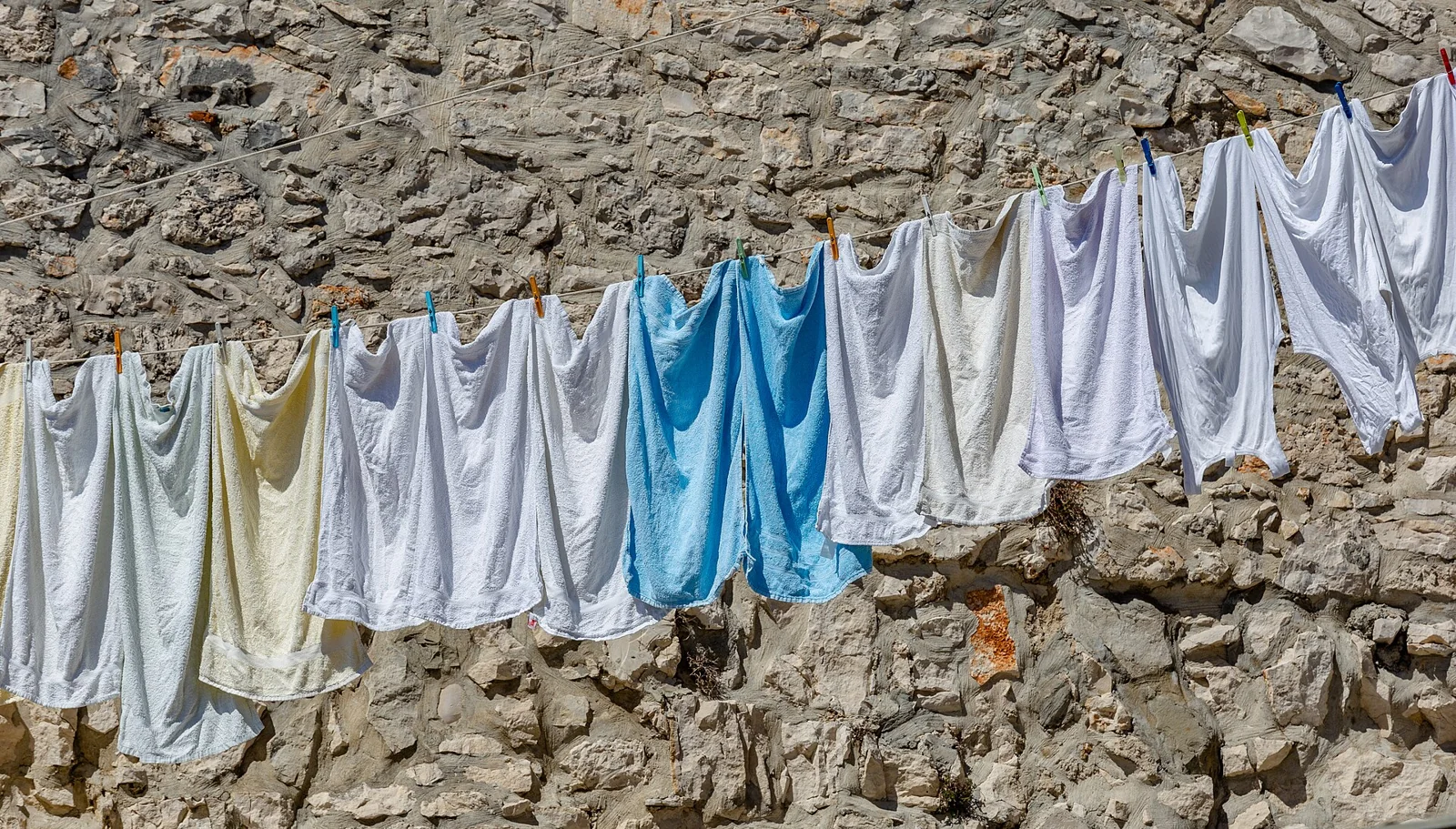 Ropa tendida para secarse al aire libre.