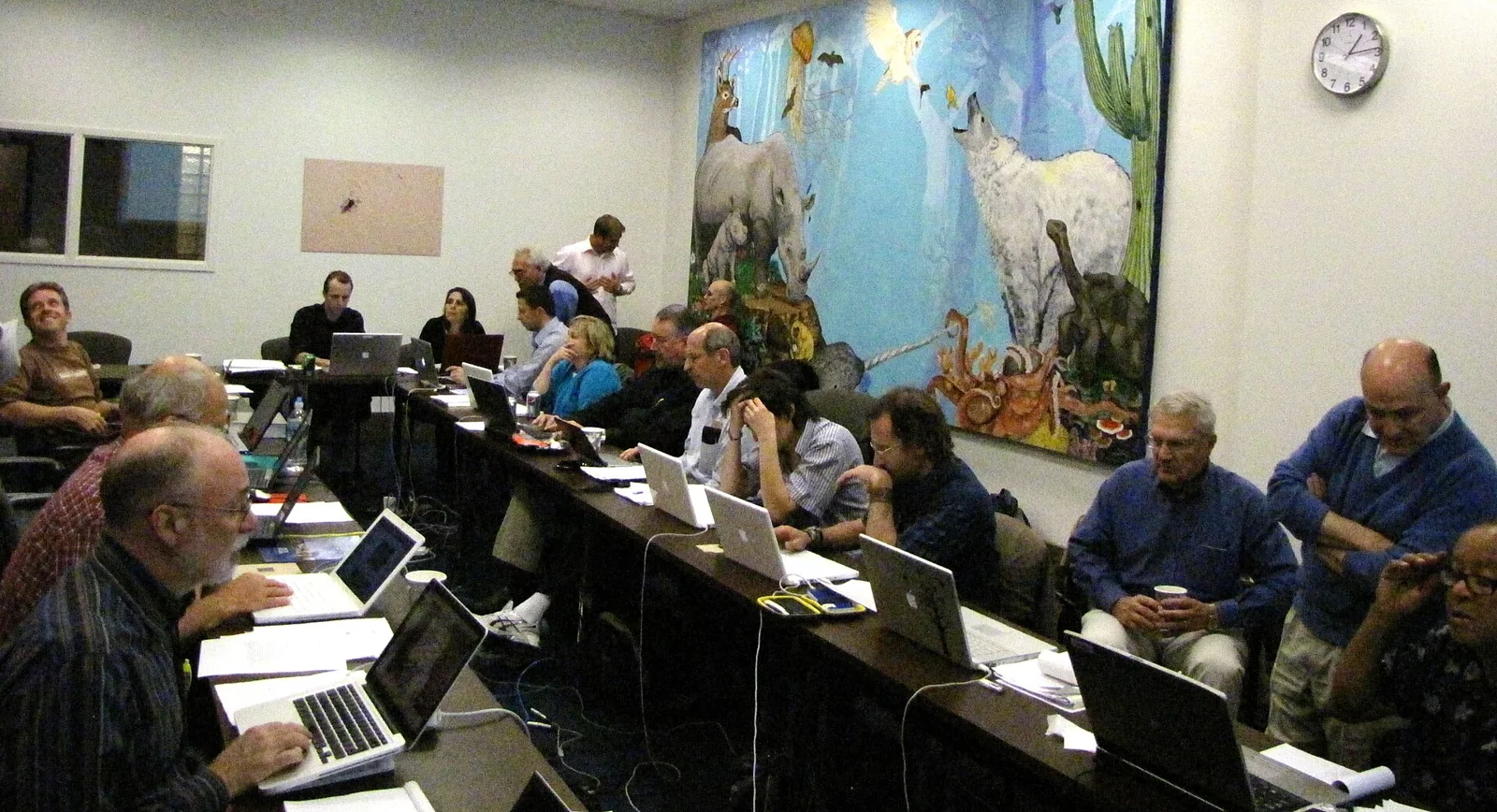 Participantes trabajan en un taller de datos de biodiversidad.