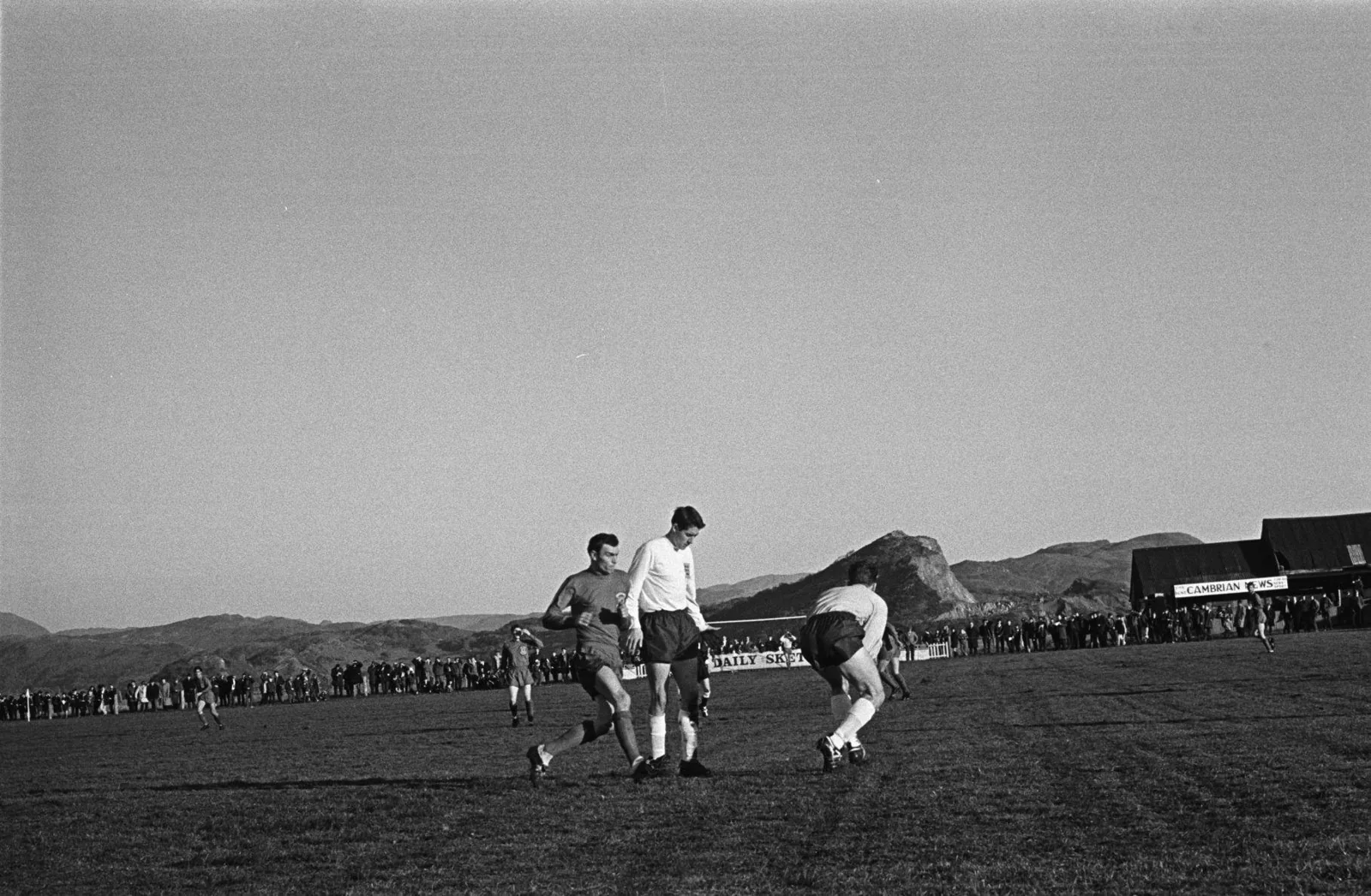 Jugadores disputan un encuentro de fútbol.