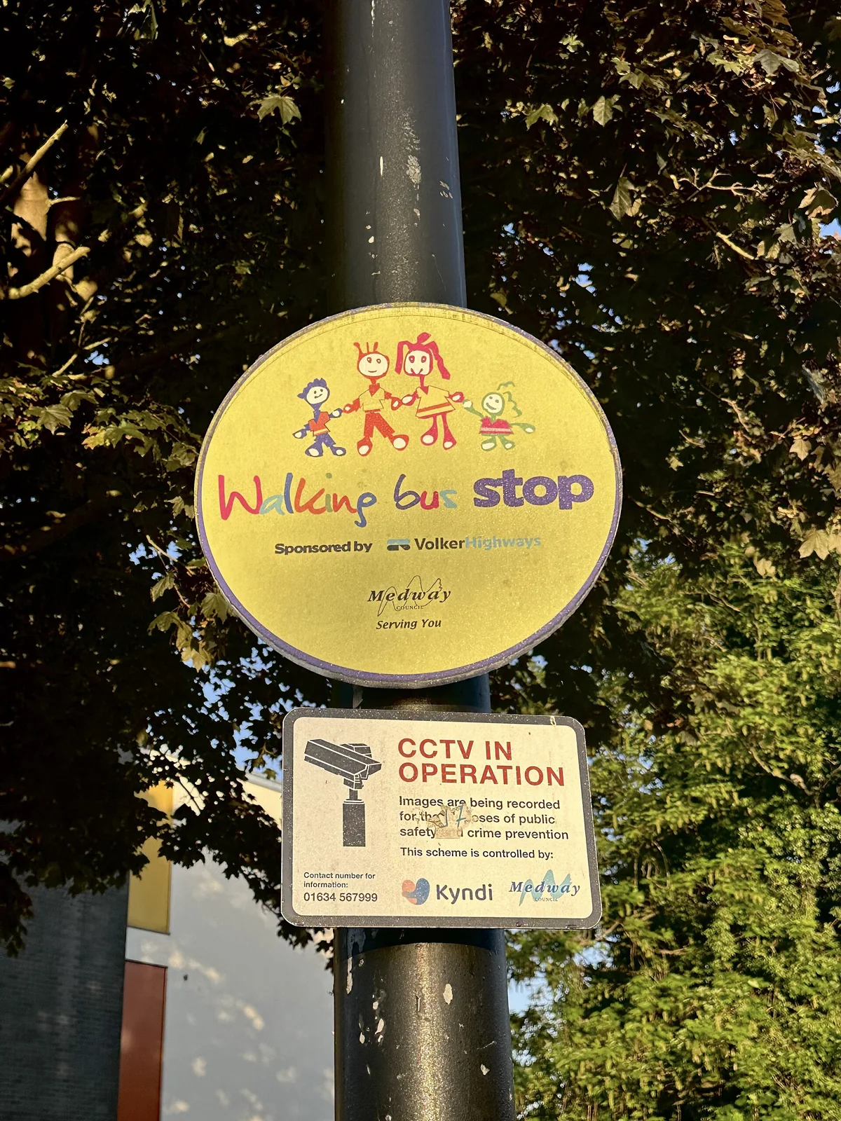 Señal de parada de una ruta peatonal acompañada.