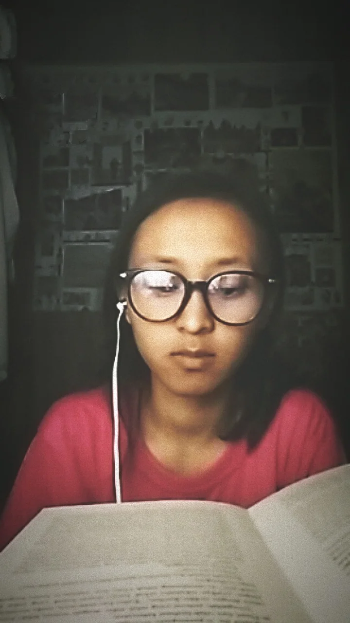 Una mujer lee un libro.
