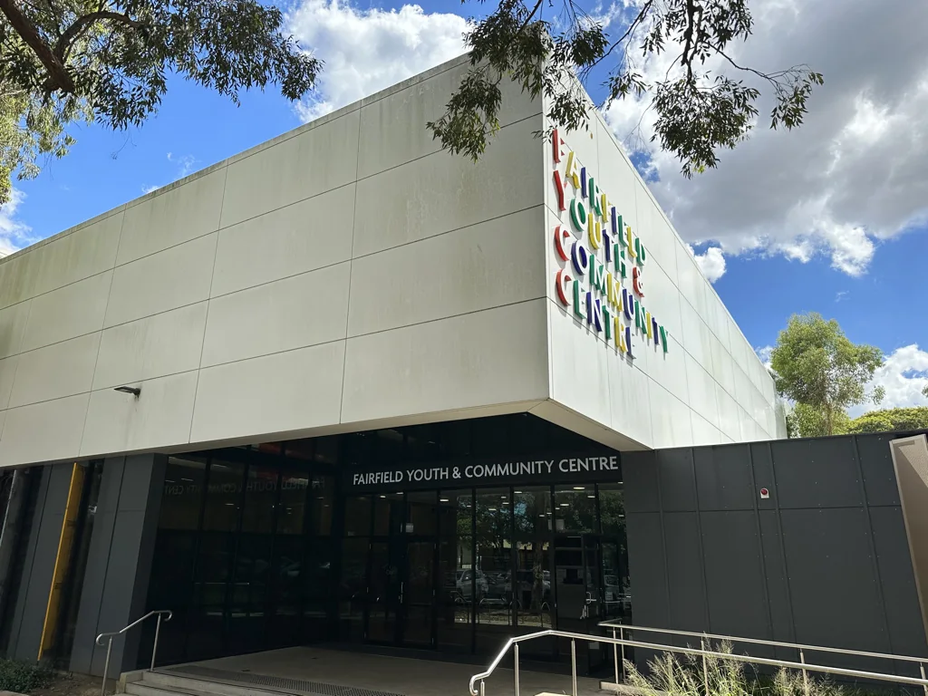 Centro juvenil y comunitario con espacios de reunión.
