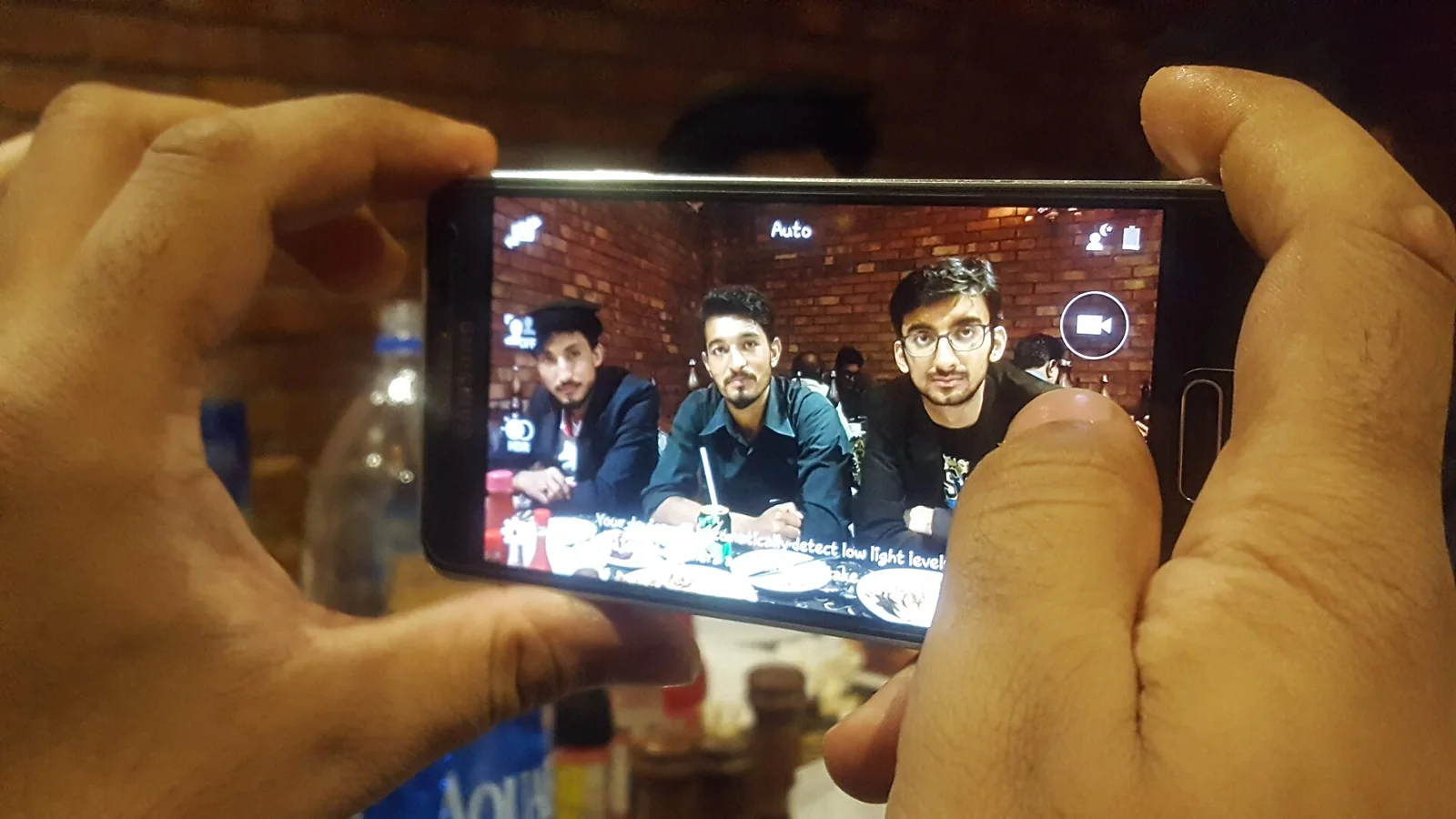 Un teléfono se utiliza para fotografiar una escena.