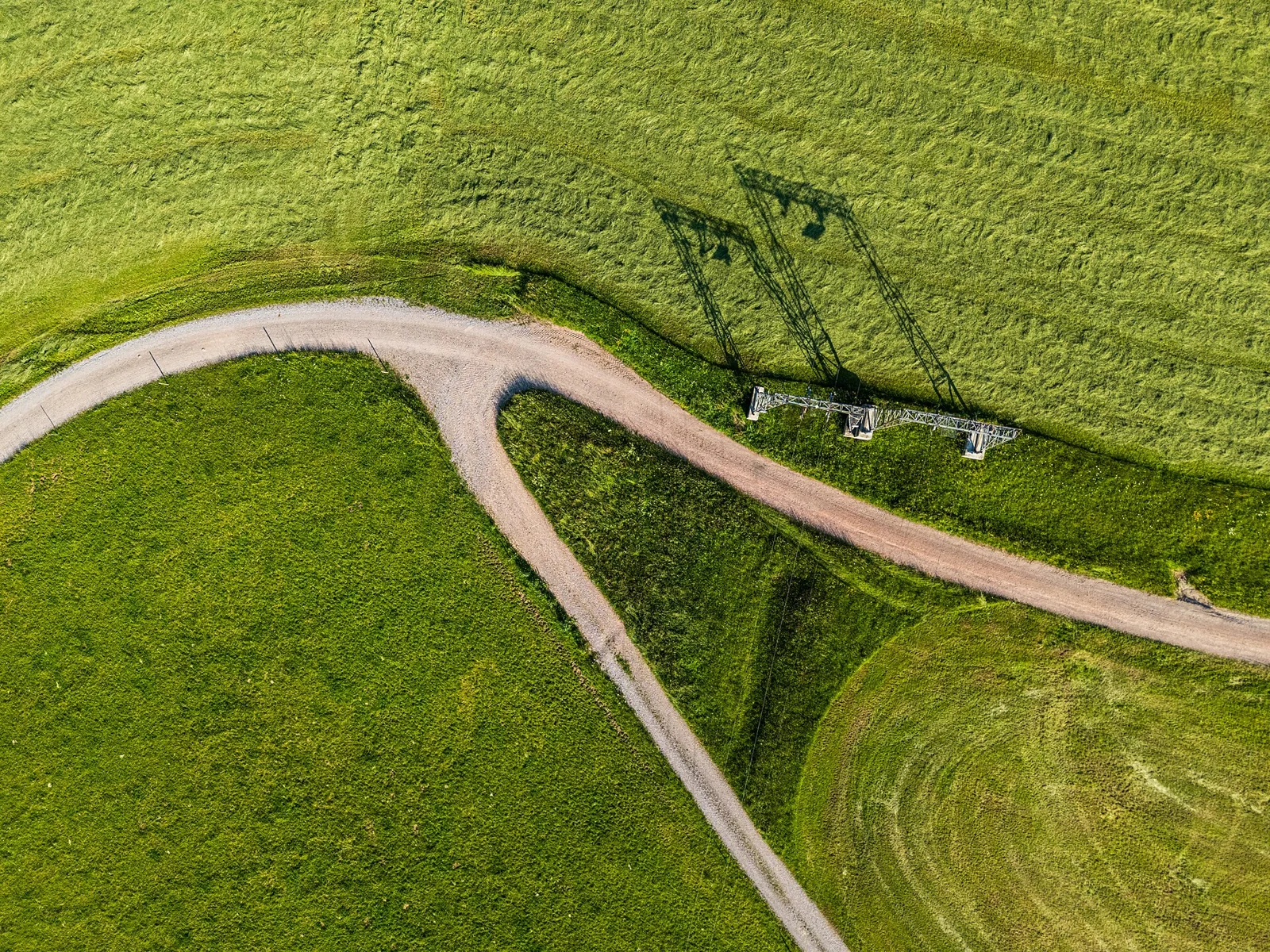 Paisaje verde con caminos e infraestructura de un remonte.