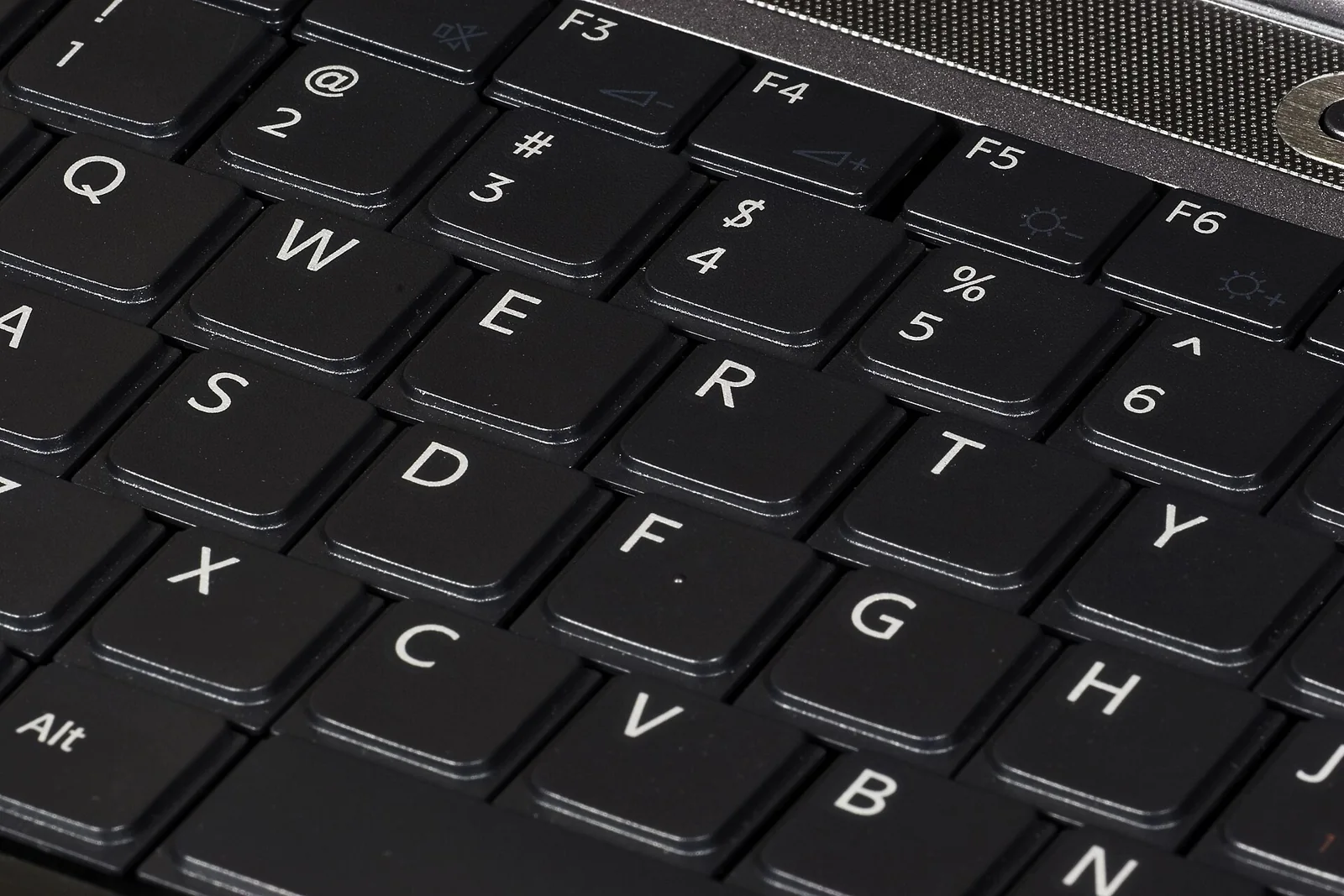Teclado QWERTY de un ordenador portátil.