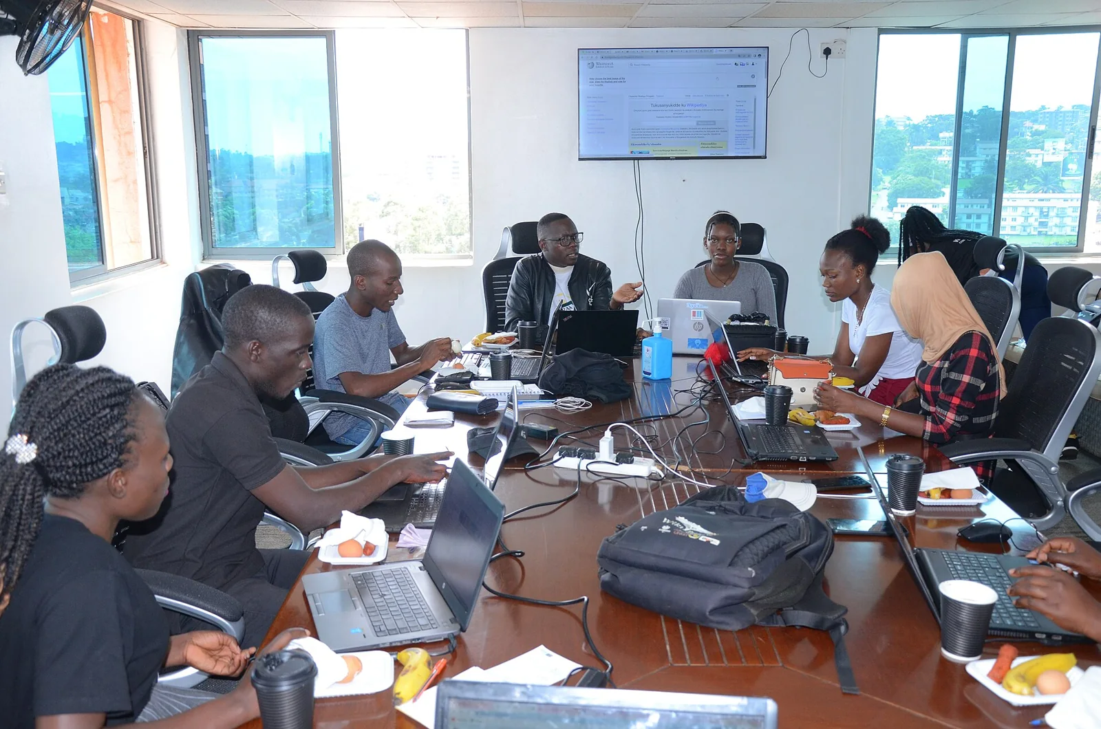 Participantes en un taller de edición de Wikipedia en luganda.