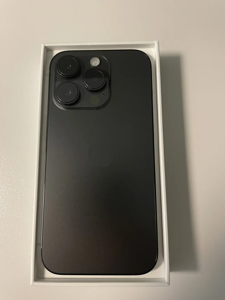 Parte trasera de un iPhone 14 Pro negro en su caja