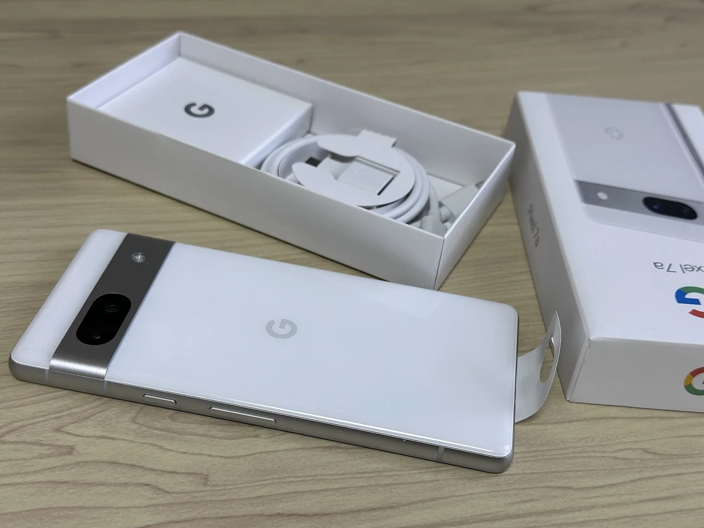 Google Pixel 7a junto a su caja y cable