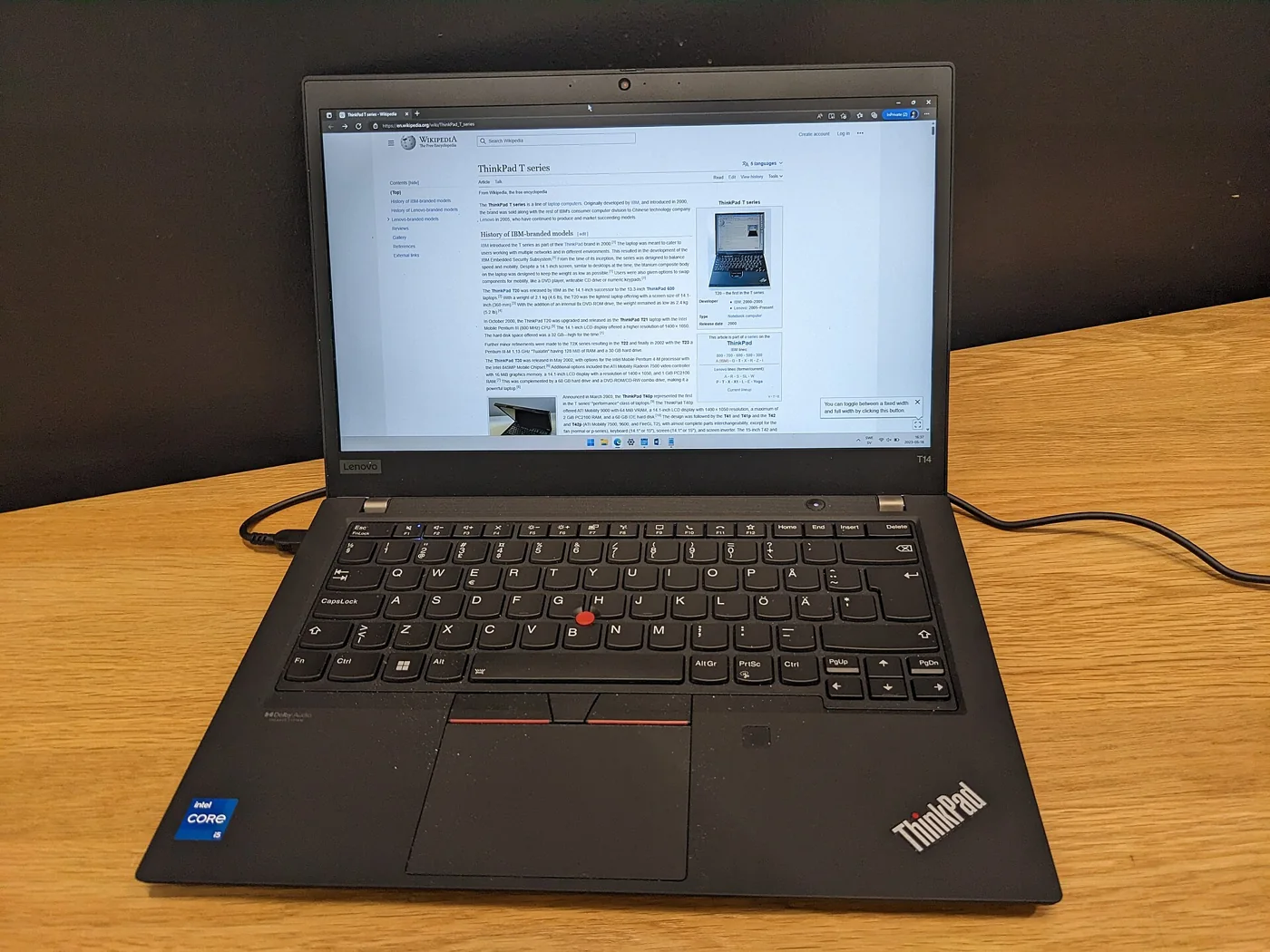 Portátil Lenovo ThinkPad T14 abierto sobre una mesa