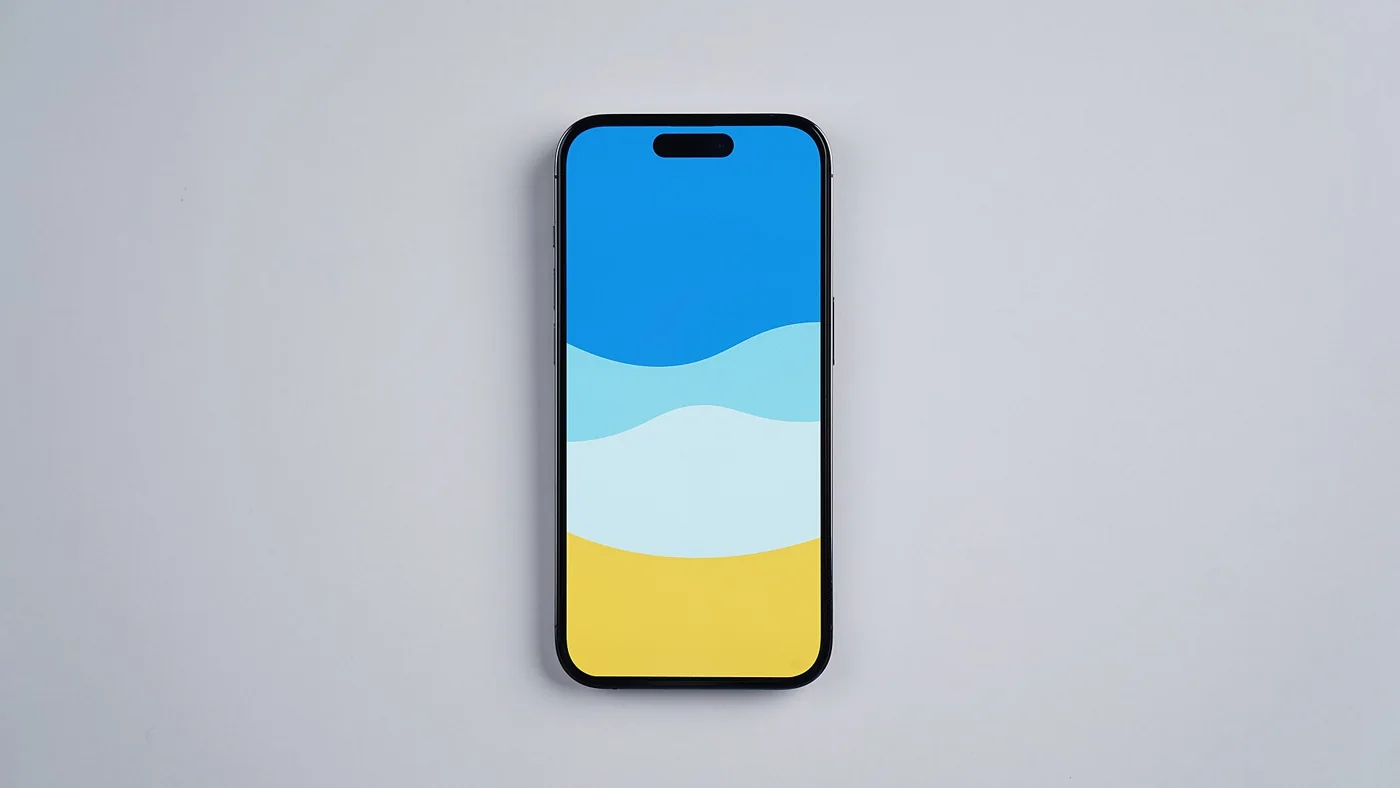 iPhone 14 Pro sobre una superficie clara