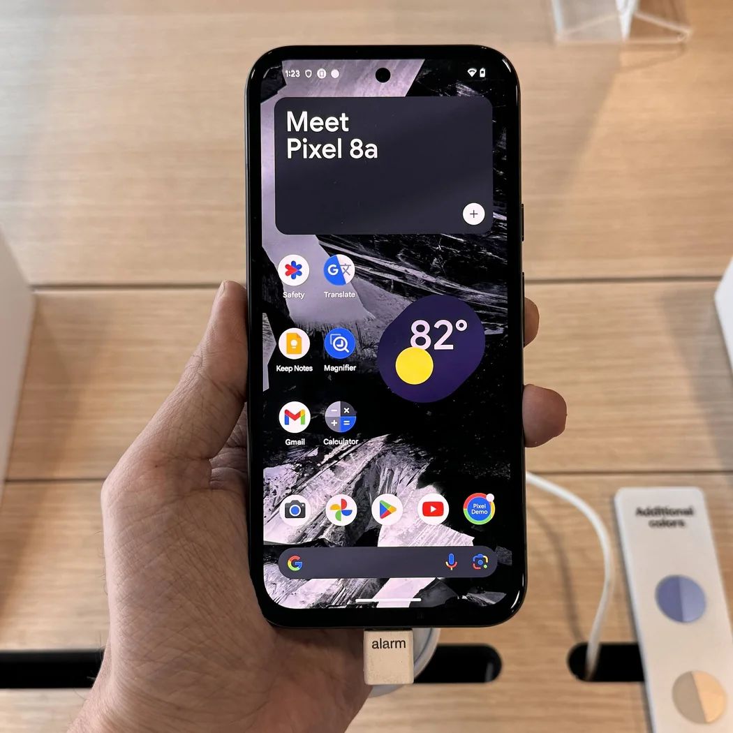Teléfono Google Pixel 8a expuesto en una tienda