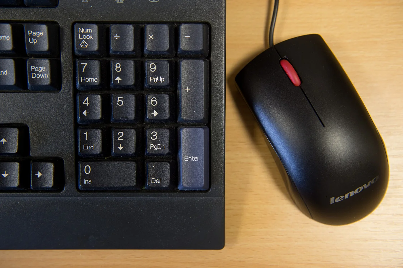 Detalle de un teclado y un ratón Lenovo