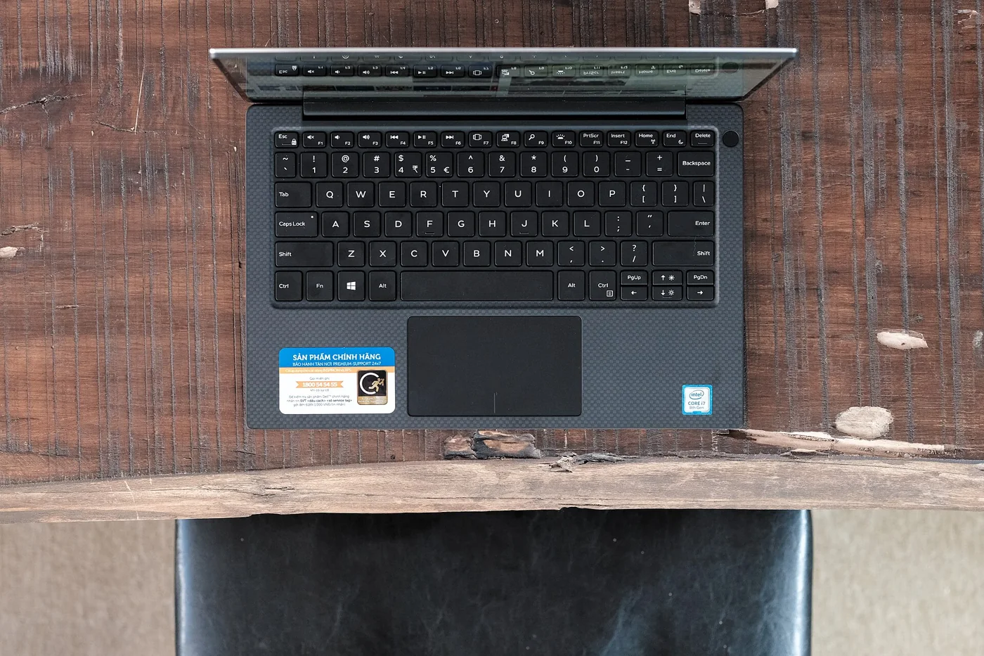 Vista cenital de un portátil Dell XPS 13 abierto