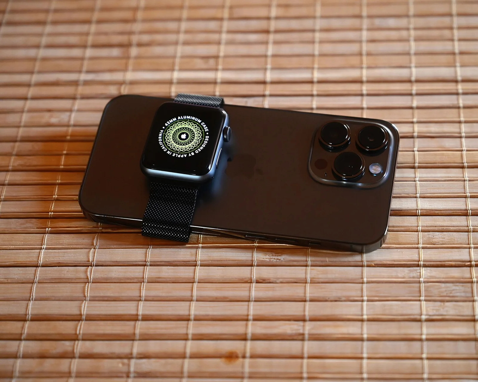 iPhone junto a un Apple Watch.