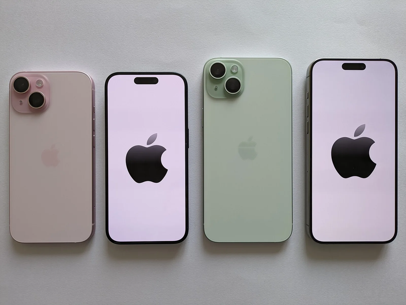 Teléfonos iPhone expuestos en una superficie clara.